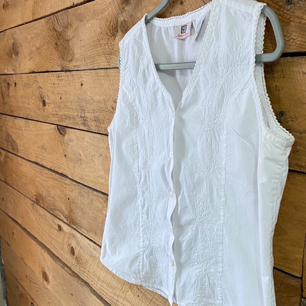 Faded Glory White Sleeveless Embroidered Button-Front Blouse - Picture 6 of 7